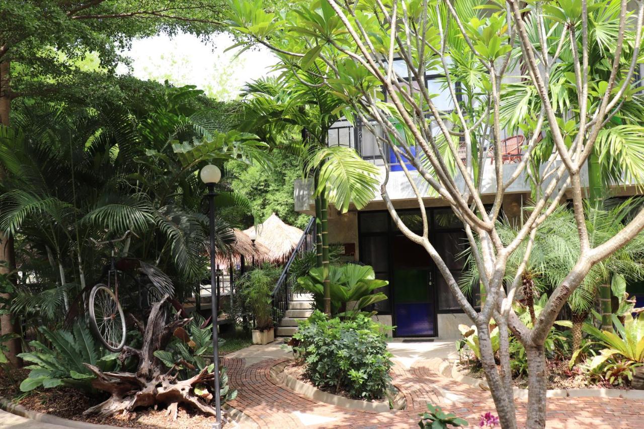 The Picturebook Guesthouse Mae Sot Bagian luar foto