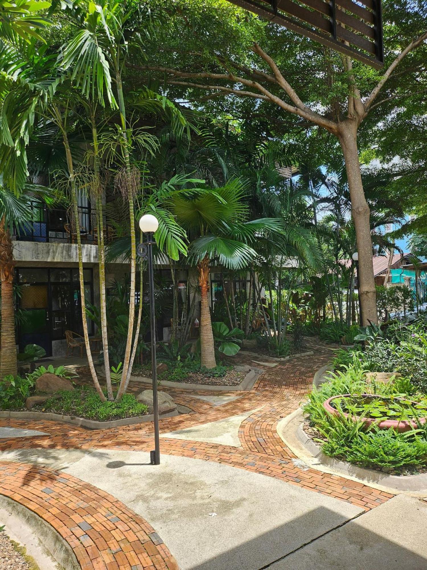 The Picturebook Guesthouse Mae Sot Bagian luar foto
